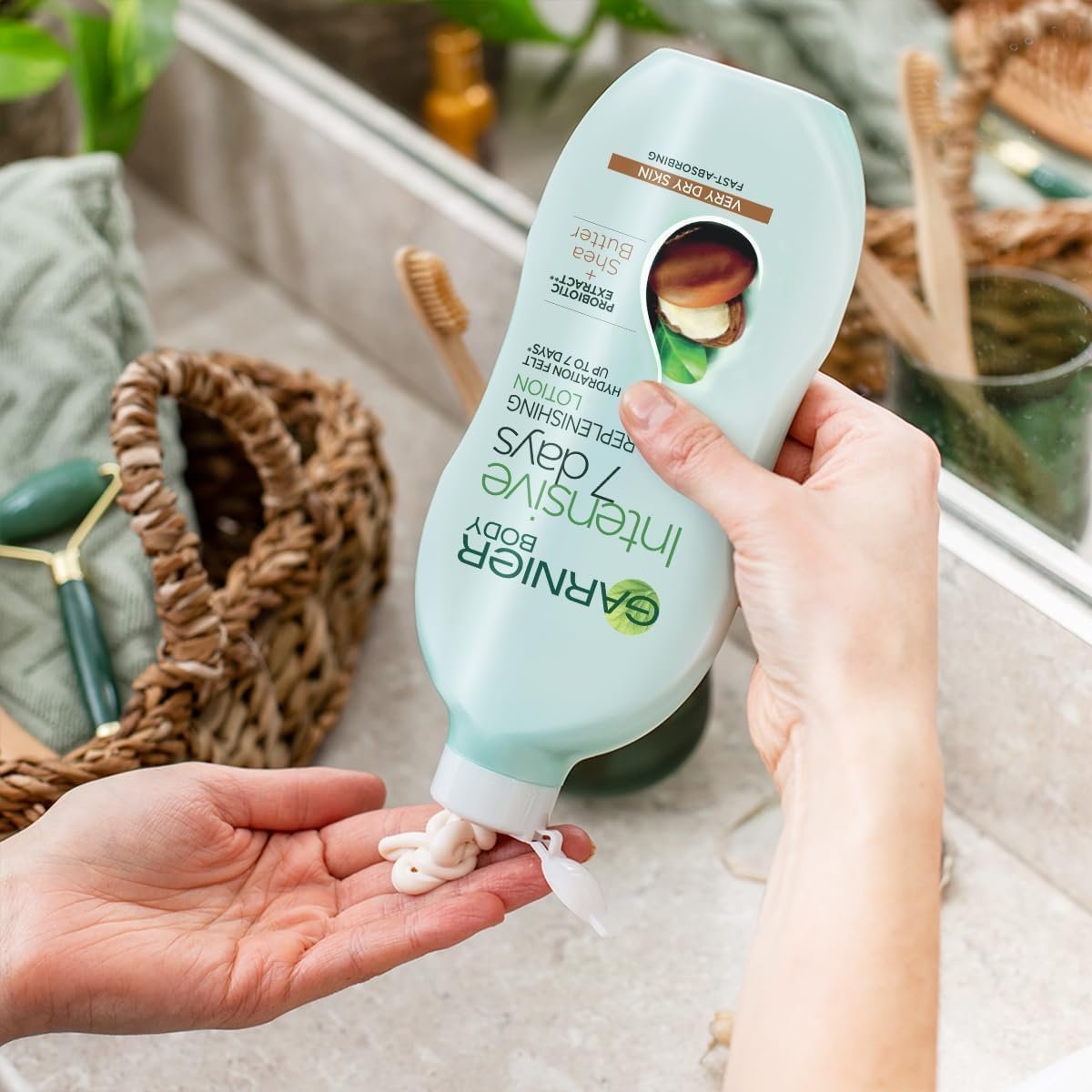 Garnier Intensive 7 Days Shea Butter Body Lotion Dry Skin, with glycerin - 400 ml - Image 2